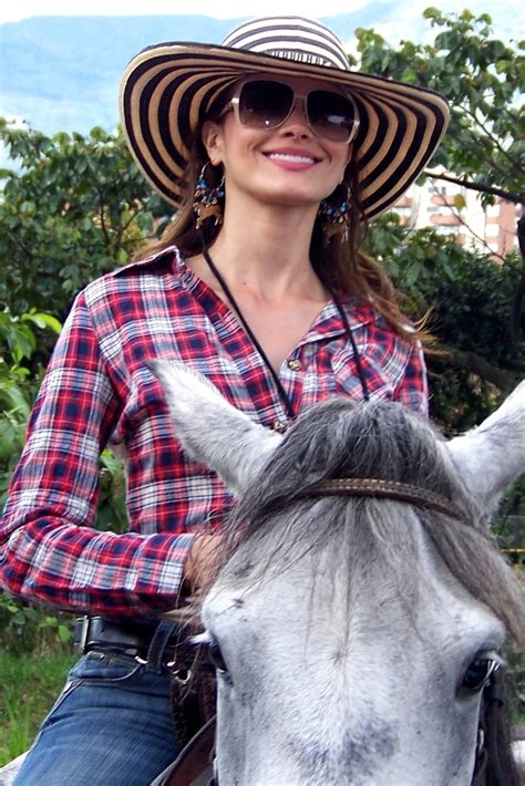 mujer folla con caballo|Mujer follando con un burro